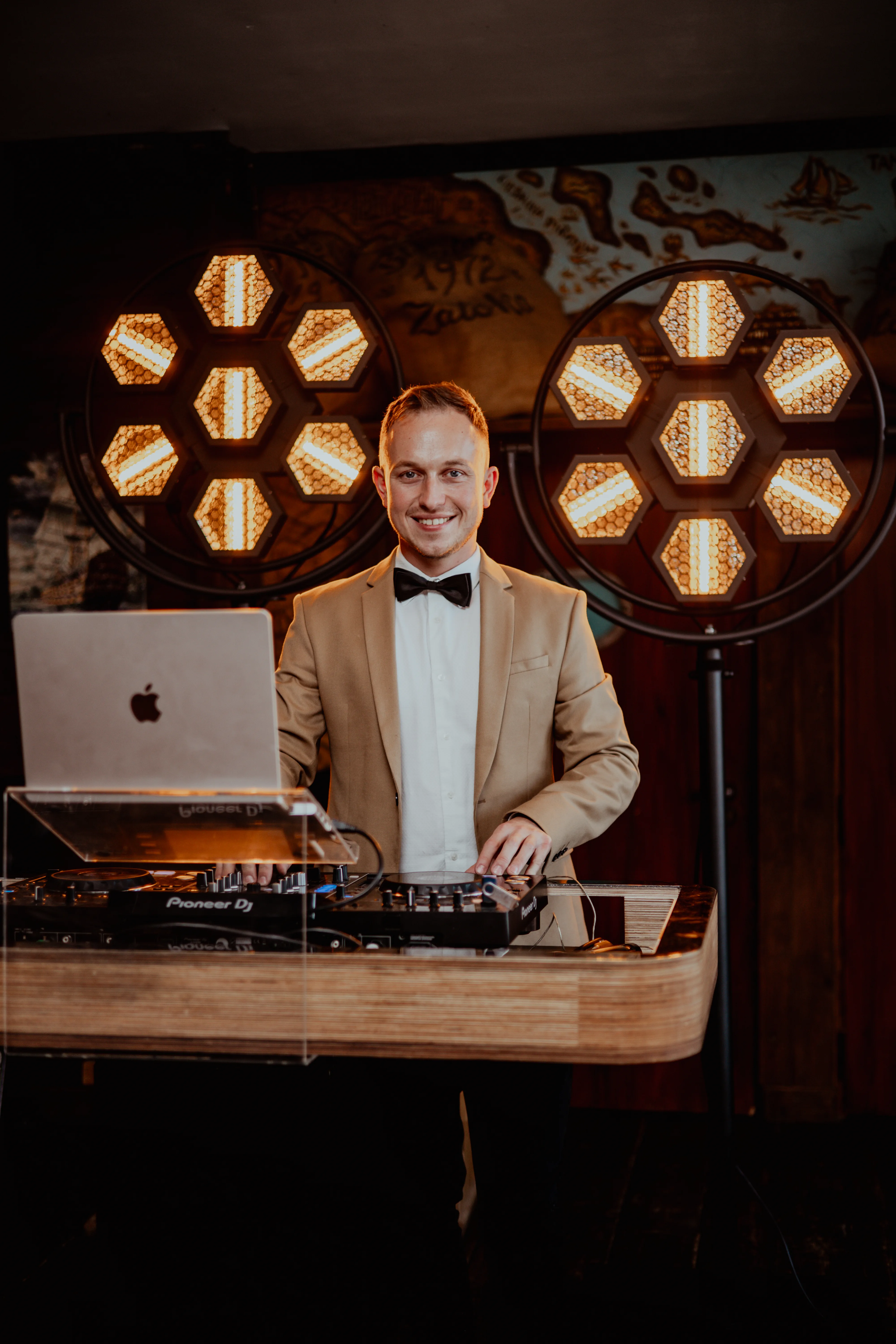 DJ Paweł Ganczarski uśmiechnięty